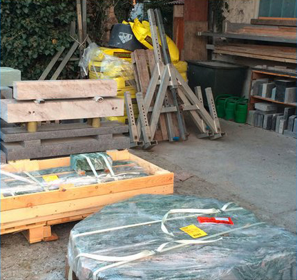 Portalkran für Steinmetze Schwere Steine und andere Materialien in einer Steinmetz-Werkstatt, im Hintergrund ein SCHILLING Portalkran.